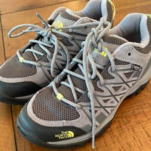 The North Face Ladies VIBRAM Waterproof Hiking shoes SIZE 6